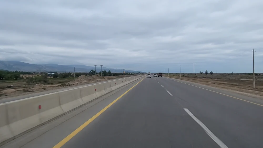 الطريق السريع من باكو إلى قوبا في شمال أذربيجان