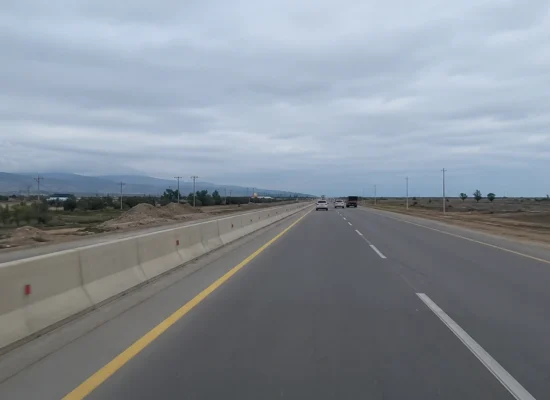 الطريق السريع من باكو إلى قوبا في شمال أذربيجان