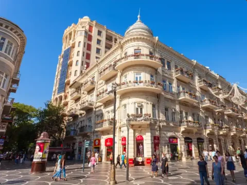 وسط مدينة باكو في أذربيجان من أفضل مناطق السكن للمسافرين العرب بالقرب من المطاعم والأسواق