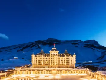 إضاءة ليلية لفندق Pik Palace Shahdag في أذربيجان محاط بالجبال والثلوج