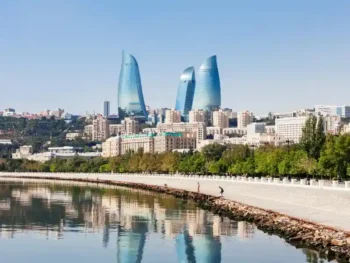أجواء صيفية مشمسة على البوليفارد توضح الطقس في باكو شهر أغسطس