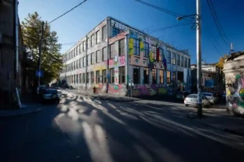 واجهة Fabrika Hostel & Suites في منطقة تشوغوريتي بمدينة تبليسي جورجيا