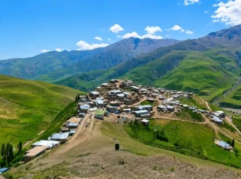 إطلالة بانورامية على قرية خيناليق الجبلية في قوبا شمال أذربيجان وسط جبال القوقاز