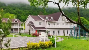 منتجع Macara Village Resort في قوبا بأذربيجان وسط الغابات والطبيعة الجبلية