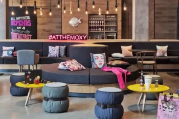 ردهة فندق Moxy Tbilisi في تبليسي جورجيا بتصميم شبابي عصري وأجواء اجتماعية