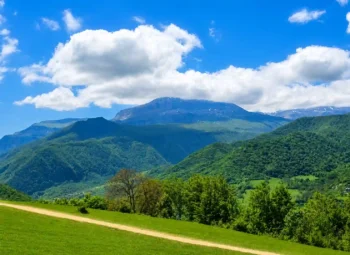 إطلالة بانورامية من Plains Hills View Point في قوبا على التلال الخضراء وجبال القوقاز في أذربيجان