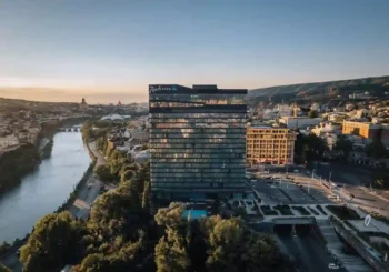 فندق Radisson Blu Iveria في تبليسي جورجيا بإطلالة على نهر كورا ووسط المدينة