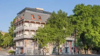 واجهة River Side Hotel Tbilisi في وسط مدينة تبليسي جورجيا بالقرب من نهر كورا