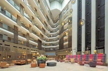 ردهة فندق Sheraton Grand Tbilisi Metechi Palace في تبليسي جورجيا بتصميم عصري ومساحات واسعة