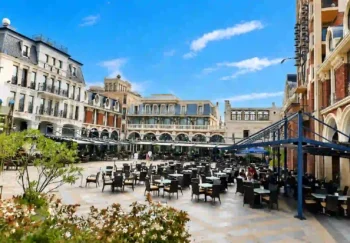 ساحة باتومي بيازا في مدينة باتومي بجورجيا، وتحيط بها المباني ذات الطراز الأوروبي والمقاهي والمطاعم.