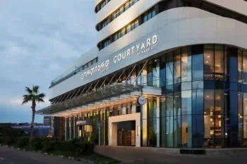 واجهة فندق Courtyard by Marriott Batumi، أحد أفضل فنادق باتومي الحديثة بالقرب من البحر.