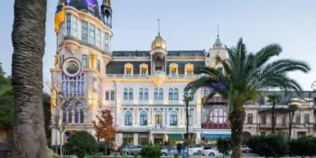واجهة فندق Hotel Indigo Batumi – Old Town في قلب مدينة باتومي، أحد أفضل فنادق باتومي القريبة من ساحة أوروبا.