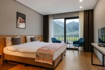 غرفة في Hotel Memoir Kazbegi by DNT Group مع شرفة وإطلالة على جبال كازبيجي في جورجيا