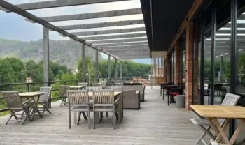 تراس Hotel Stancia Kazbegi مع جلسات خارجية وإطلالة على جبال كازبيجي في جورجيا