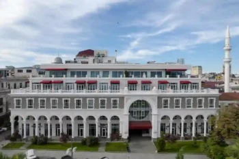 واجهة فندق Le Port Boutique Apart Hotel في أولد باتومي، أحد أفضل فنادق باتومي للعائلات والإقامة الطويلة.