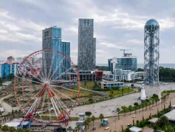 إطلالة على منطقة نيو بوليفارد في باتومي جورجيا، وتظهر الأبراج الحديثة والكورنيش، وهي من أفضل مناطق السكن للعائلات والإقامات الطويلة.