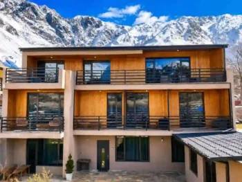 واجهة Old District View Hotel Kazbegi مع إطلالة مباشرة على جبل كازبيك في جورجيا