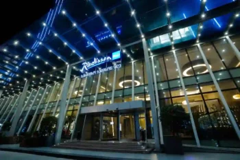 واجهة فندق Radisson Blu Hotel Batumi، أحد أفضل فنادق باتومي المطلة على البحر.