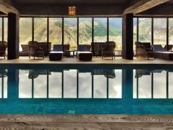 المسبح الداخلي في Rooms Hotel Kazbegi مع إطلالة بانورامية على جبال القوقاز في كازبيجي، جورجيا