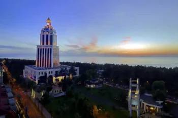 إطلالة على فندق Sheraton Batumi Hotel المطل على البحر، أحد أفضل فنادق باتومي.