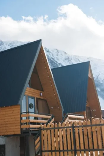 أكواخ SMART Via Kazbegi الخشبية مع إطلالة على جبال كازبيجي المغطاة بالثلوج في جورجيا
