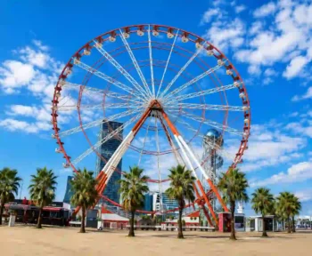 عجلة فيريس في مدينة باتومي بجورجيا، إحدى أشهر معالم ميراكل بارك المطلة على البحر الأسود.