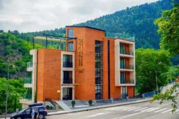 فندق Borjomi Bridge Hotel في بورجومي جورجيا
