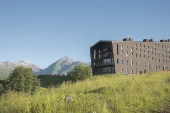 فندق Gudauri Lodge وسط جبال غوداوري الخضراء في الصيف