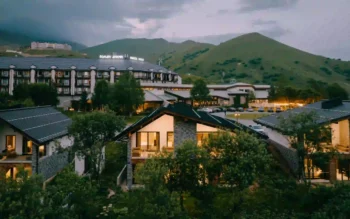 فندق Marco Polo Hotel Gudauri وسط جبال غوداوري الخضراء في الصيف
