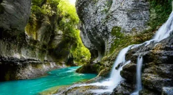 وادي مارتفيلي Martvili Canyon بالقرب من كوتايسي في جورجيا