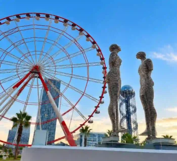 حديقة ميراكل بارك في باتومي بجورجيا، وتظهر فيها عجلة باتومي الدوارة وتمثال علي ونينو وبرج الأبجدية.