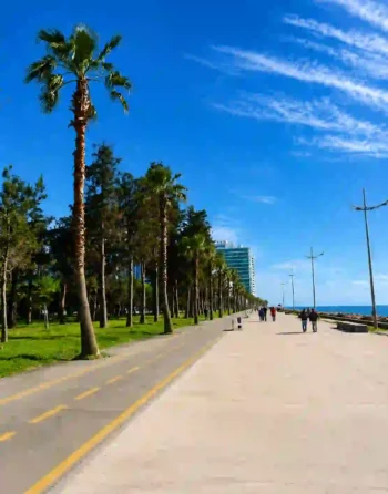 بوليفارد باتومي الجديد في مدينة باتومي بجورجيا، ويضم ممشى واسعًا ومسارًا للدراجات على ساحل البحر الأسود.