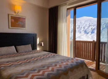 غرفة في New Gudauri Alpen Apartments بإطلالة على جبال غوداوري وهو من أفضل فنادق غوداوري