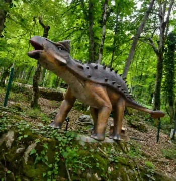 مجسم ديناصور داخل محمية ساتابليا الطبيعية Sataplia Nature Reserve بالقرب من كوتايسي