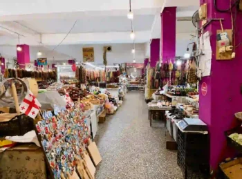 سوق باتومي الداخلي في مدينة باتومي بجورجيا، ويضم منتجات محلية مثل التوابل، والتشورشخيلا، والعسل، والهدايا التذكارية.