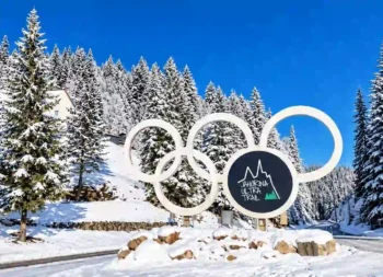 جبل ياهورينا في البوسنة شتاءً مع أشجار الصنوبر المغطاة بالثلوج ومجسم ياهورينا ألترا تريل